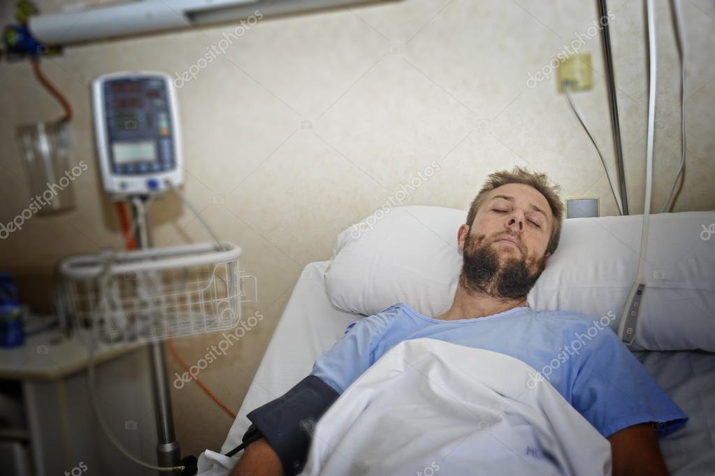 受伤的人躺在床上医院房间休息从痛苦看在身体状况不佳 — 图库照片