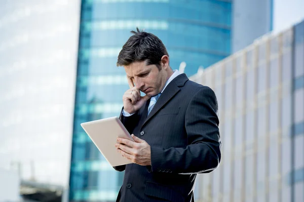 Affärsman håller digital tablet stående utomhus arbeta utomhus affärsdistrikt — Stockfoto