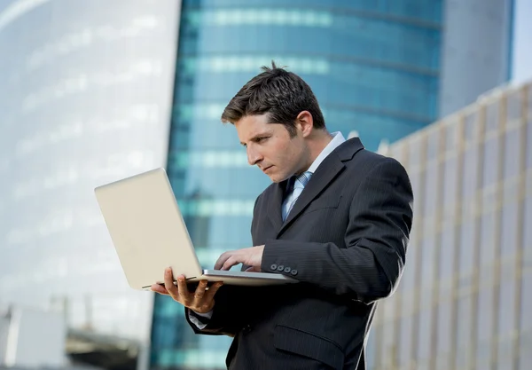 Ung affärsman holding dator laptop arbetar stads verksamhet utomhus — Stockfoto