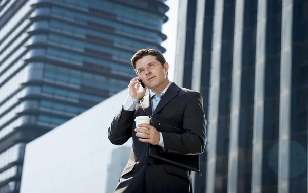 Joven atractivo hombre de negocios en traje y corbata hablando por teléfono móvil feliz al aire libre — Foto de Stock