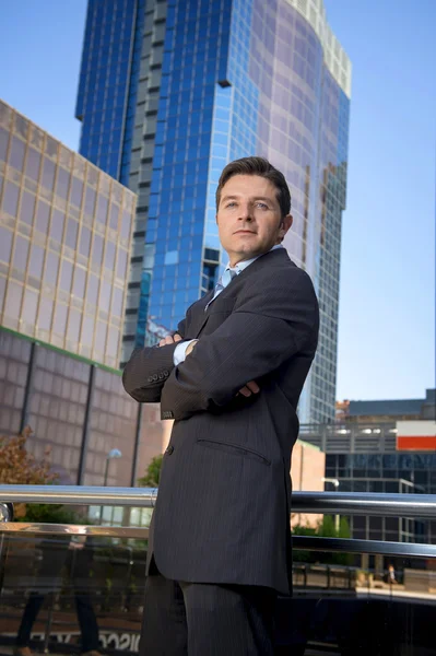 Retrato corporativo atractivo hombre de negocios al aire libre edificios de oficinas urbanas — Foto de Stock