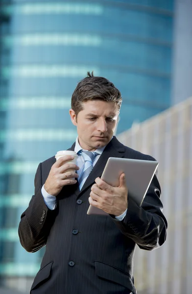 Uomo d'affari che tiene tablet digitale in piedi all'aperto lavorando all'aperto quartiere degli affari — Foto Stock