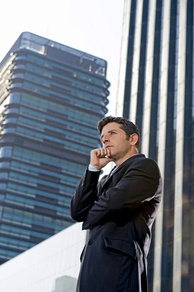 Retrato corporativo jovem atraente empresário em pé ao ar livre — Fotografia de Stock