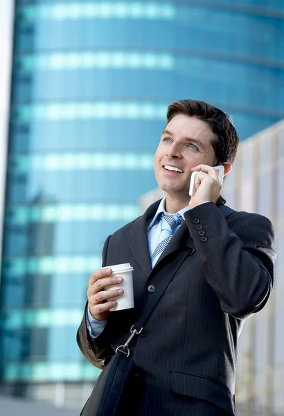 Joven atractivo hombre de negocios en traje y corbata hablando por teléfono móvil feliz al aire libre —  Fotos de Stock