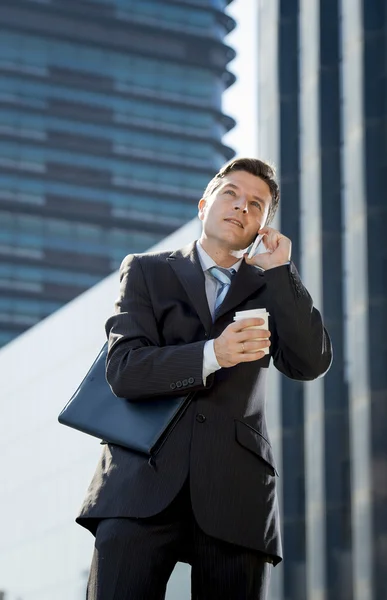 Jonge aantrekkelijke zakenman in pak en stropdas praten op mobiele telefoon gelukkig buiten — Stockfoto