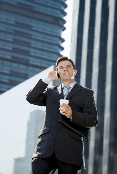 Joven atractivo hombre de negocios en traje y corbata hablando por teléfono móvil feliz al aire libre — Foto de Stock