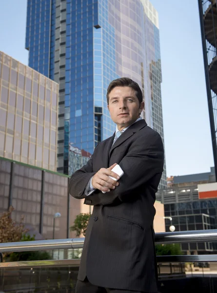 Corporate portret aantrekkelijke zakenman buiten stedelijke kantoorgebouwen — Stockfoto