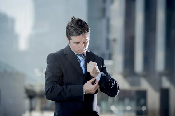 Hombre de negocios ajustando camisa gemelo al aire libre exterior edificio de oficinas —  Fotos de Stock