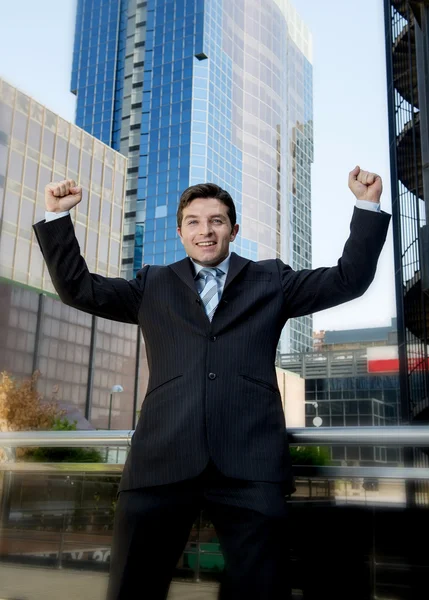 Επιτυχημένος επιχειρηματίας ενθουσιασμένος και χαρούμενος κάνει σημάδι ψαλίδι νικητής — Φωτογραφία Αρχείου