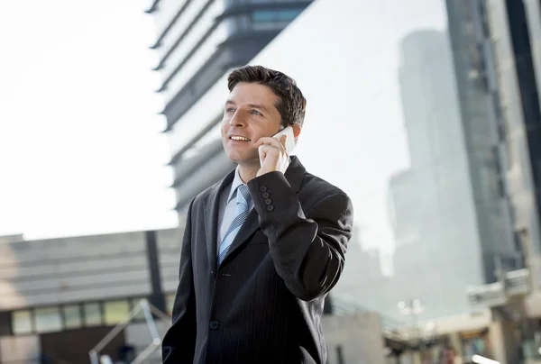 Jovem atraente empresário falando no telefone celular feliz ao ar livre — Fotografia de Stock