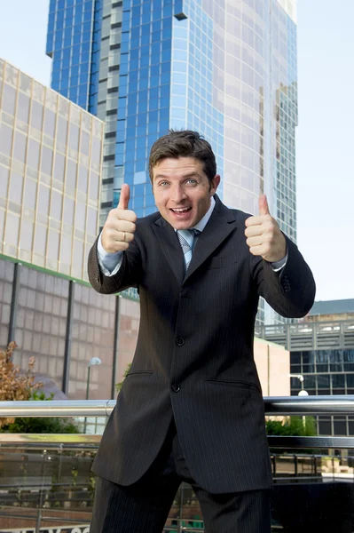 Jeune homme d'affaires réussi heureux et excité donnant pouces vers le haut signe correct — Photo