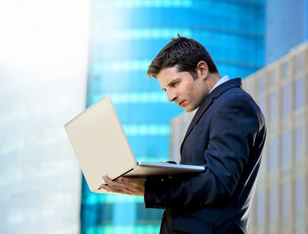 Giovane uomo d'affari in possesso di computer portatile di lavoro urbano — Foto Stock