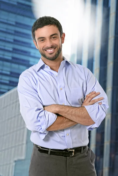 Atractivo hombre de negocios posando feliz en retrato corporativo al aire libre en el distrito financiero —  Fotos de Stock