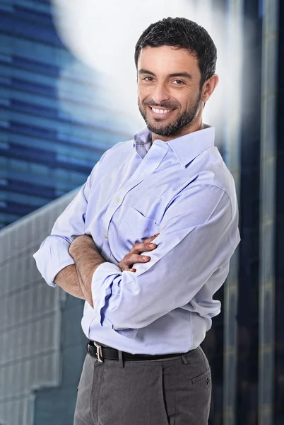 Homem de negócios atraente posando feliz em retrato corporativo ao ar livre no distrito financeiro — Fotografia de Stock