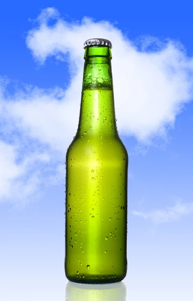 Studené matné pivní láhev s mrazem bubliny zelené sklo láhev izolované modré obloze — Stock fotografie