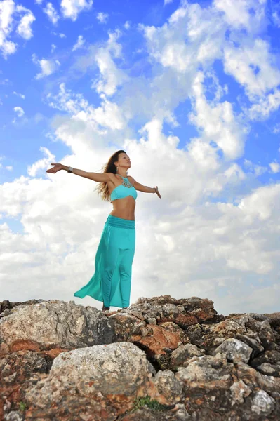 Silhouette of young attractive woman with opened arms outdoors i — Stock Photo, Image