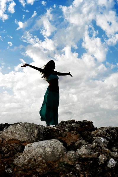 Silhouette di giovane donna attraente con braccia aperte all'aperto i — Foto Stock