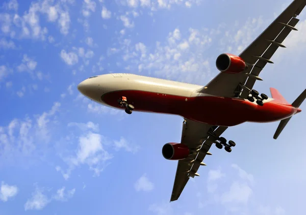 Commercial flight airplane flying on blue sky in travel tourism concept — ストック写真