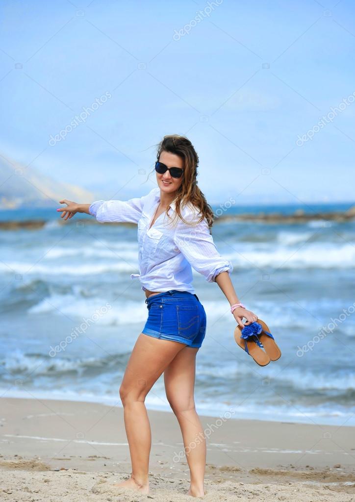— Playa En Con Feliz La Fotos Mujer Atractiva Caminando Cortos S H2WIE9YD