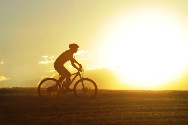 Perfil silhueta esporte homem equitação cross country mountain bike — Fotografia de Stock