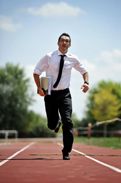 Geschäftsmann läuft in Arbeitsstress und Dringlichkeitskonzept schnell auf Sportkurs — Stockfoto