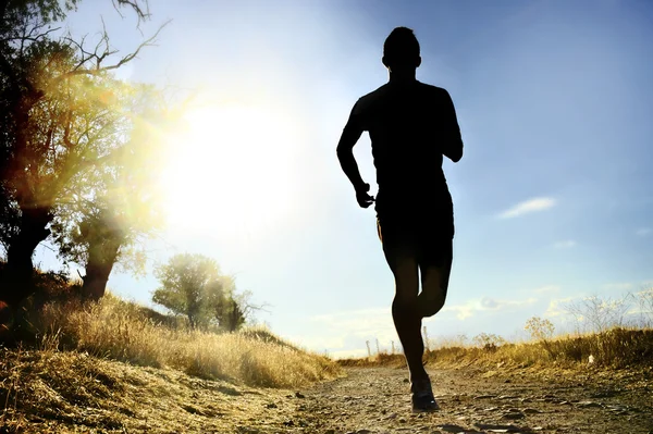 Frente silhueta jovem esporte homem correndo cross country treino no verão por do sol — Fotografia de Stock