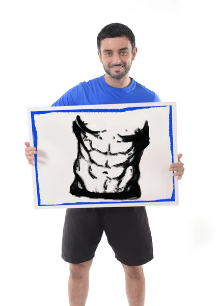 Спортсмен держит рекламный щит с шестью комплектами живота, рекламный маркетинг фитнес-клуба — стоковое фото