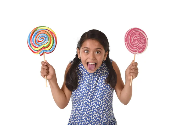 Feliz niña sosteniendo dos grandes piruletas en loca expresión de la cara divertida en la adicción al azúcar — Foto de Stock
