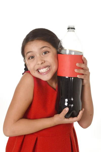 Feliz niña sosteniendo una gran botella de refresco contra su cara en expresión loca y excitada — Foto de Stock