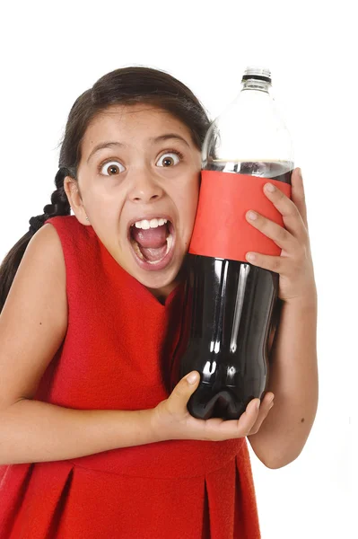 Feliz criança feminina segurando grande garrafa de refrigerante contra seu rosto em expressão louca e mais animado — Fotografia de Stock