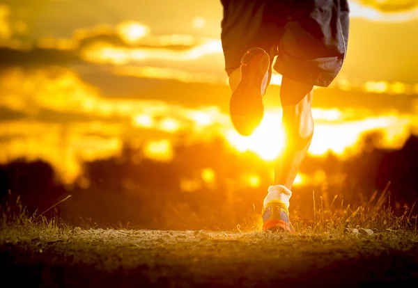 Jovem homem forte pernas fora trilha correndo no incrível verão por do sol no esporte e estilo de vida saudável — Fotografia de Stock
