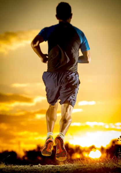 Young man strong legs off trail running at amazing summer sunset in sport and healthy lifestyle — Stockfoto