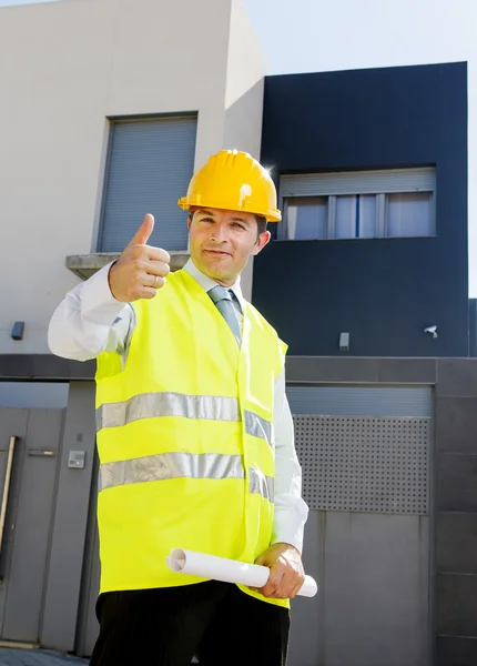 Jeune contremaître attirant superviser les plans de construction à l'extérieur portant un casque de construction — Photo
