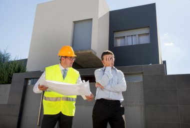 stres ve Oluşturucu foreman işçi kask ve açık havada yeni ev inşa planları üzerinde savunarak yelek ile mutsuz müşteri