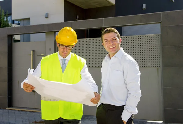 Client et constructeur contremaître travailleur parler sur les plans de construction de maisons neuves en état réel concept d'entreprise — Photo