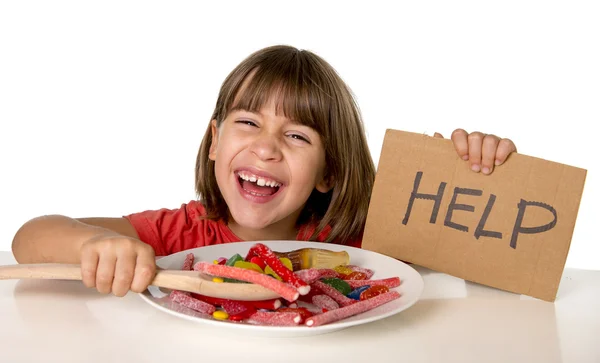 Anak kecil makan gula manis di piring permen memegang gula sendok makanan yang tidak sehat konsep — Stok Foto