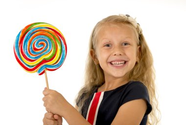 büyük sarmal lolipop şeker mutlu gülümseyerek yalama yemek uzun sarı saçlı güzel kadın çocuk