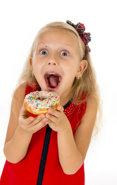 Anak kecil yang cantik dengan rambut pirang panjang dan gaun merah makan donat gula dengan topping senang dan bahagia — Stok Foto