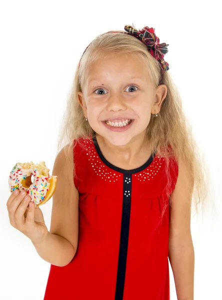 Petite belle enfant femelle avec de longs cheveux blonds et robe rouge manger beignet de sucre avec garnitures ravi et heureux — Photo