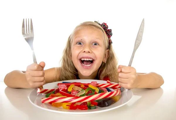 Cukup senang anak perempuan kaukasia makan hidangan penuh permen dalam gula manis penyalahgunaan makanan berbahaya — Stok Foto