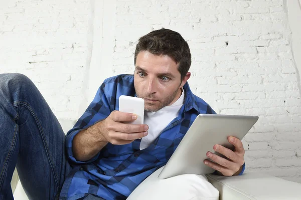 Jovem internet e tecnologia viciado em rede homem com telefone celular e tablet digital — Fotografia de Stock