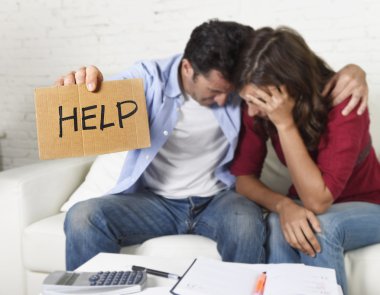 Evde kötü mali durumu stres yardım isteyen genç bir çift endişeli