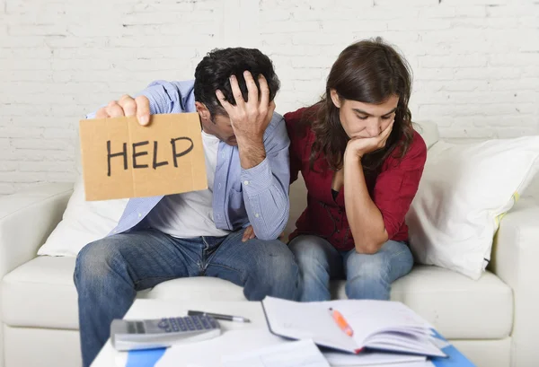 Giovane coppia preoccupato a casa in cattiva situazione finanziaria stress chiedendo aiuto — Foto Stock