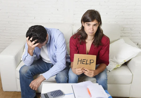 Ungt par orolig hemma i dåligalikviditetssituationen stress ber om hjälp — Stockfoto