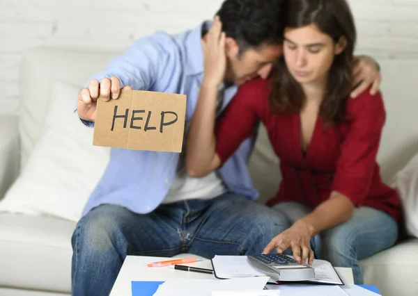 Junges Paar sorgt sich zu Hause in schlechter finanzieller Lage um Hilfe — Stockfoto