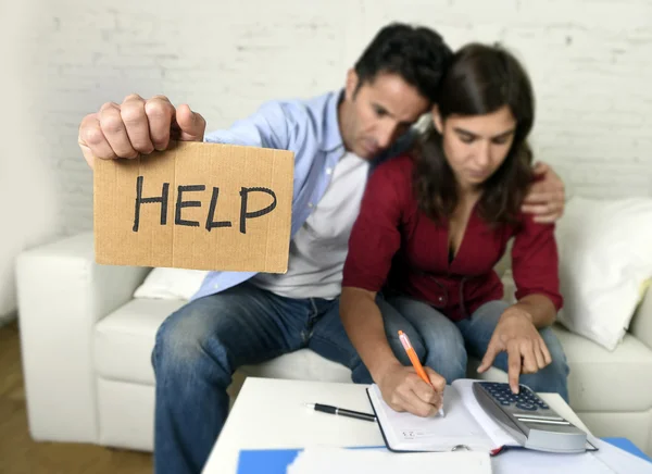 Junges Paar sorgt sich zu Hause in schlechter finanzieller Lage um Hilfe — Stockfoto