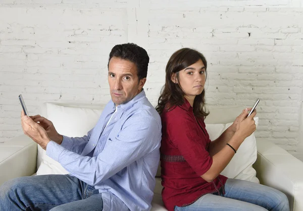 Junges asoziales mobie phonel süchtiges Paar ignoriert sich gegenseitig bei zwanghafter Nutzung des Internets — Stockfoto