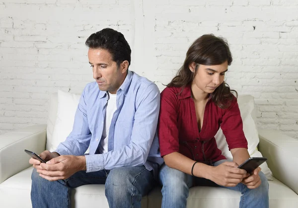 Junges asoziales mobie phonel süchtiges Paar ignoriert sich gegenseitig bei zwanghafter Nutzung des Internets — Stockfoto