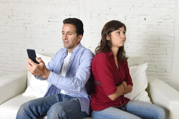 Social network addict man using mobile phone ignoring wife or girlfriend upset and angry — Stockfoto