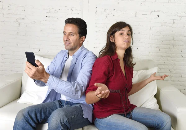 Rede social viciado homem usando telefone celular ignorando esposa ou namorada chateado e com raiva — Fotografia de Stock